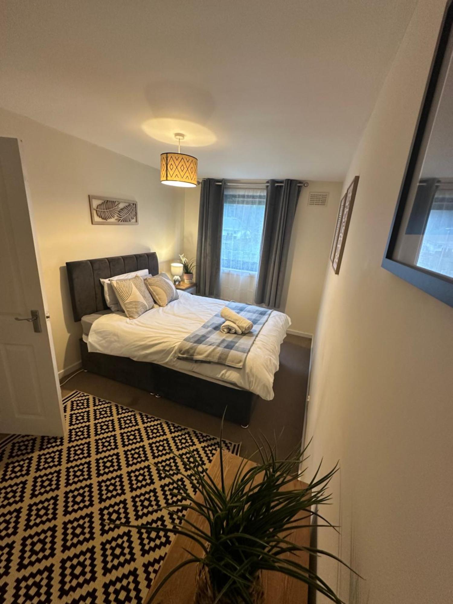 Spacious 3 Bedroom Flat Close To City Center Dalneigh Екстер'єр фото